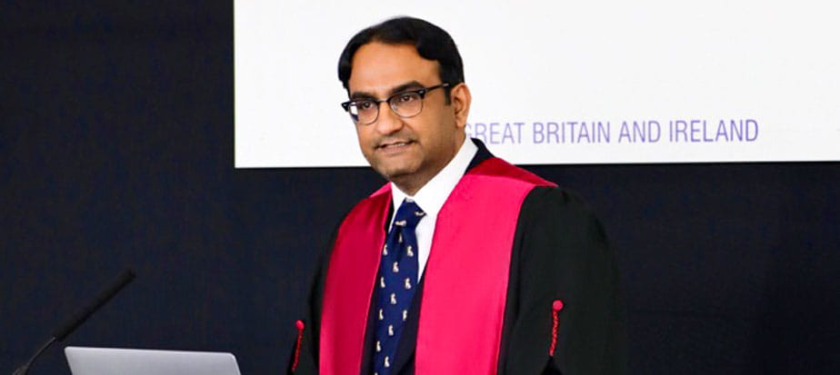 Dr Sadat delivering the Hunterian Lecture 2019