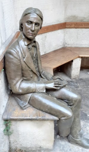 Keats 1: statue