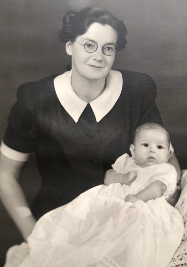 Doris Wallace 4: Barbara and her daughter Elizabeth